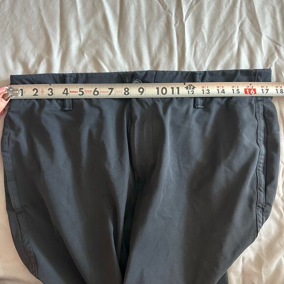 Under Armour Black 8" Seam, Golf Shorts- 35 - Picture 9 of 10